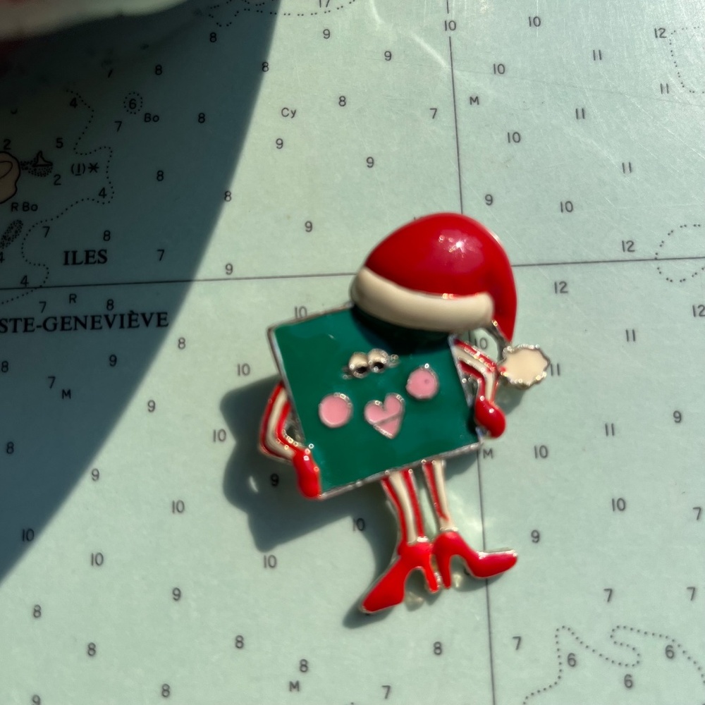 Vintage 90s Anthropomorphic Christmas Gift / Holiday Pin / Brooch - Picture 4 of 4